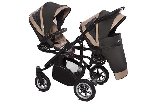 Bébé jumeau actif