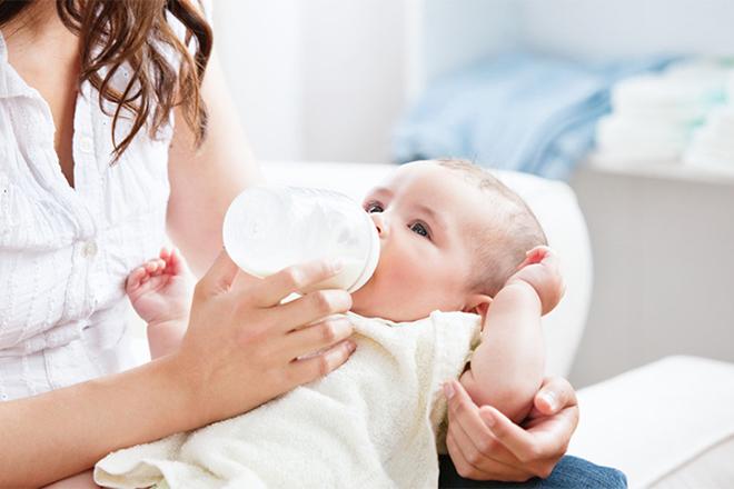 Les meilleurs mélanges contre la constipation et les coliques pour les nouveau-nés